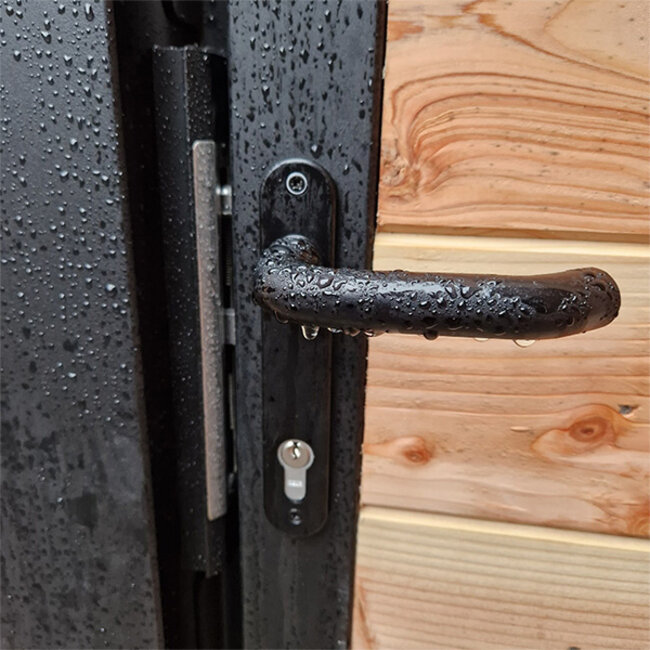 Dichte poort met houtvulling en stalen frame