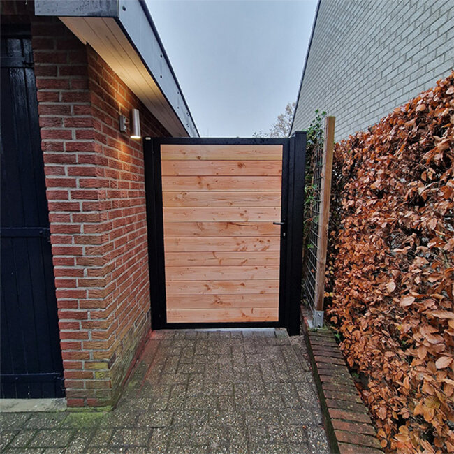 Dichte poort met houtvulling en stalen frame