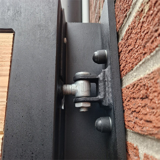 Dichte poort met houtvulling en stalen frame