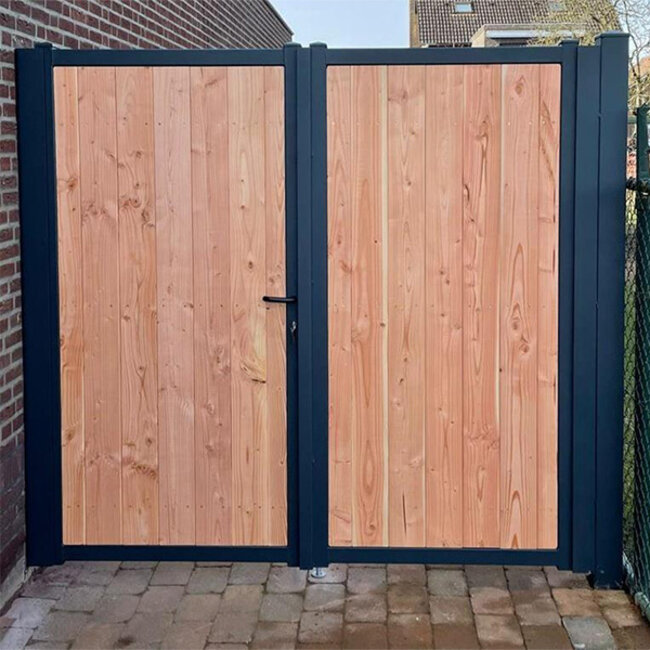 Dubbele houten poort met stalen frame