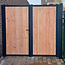 Dubbele houten poort met stalen frame