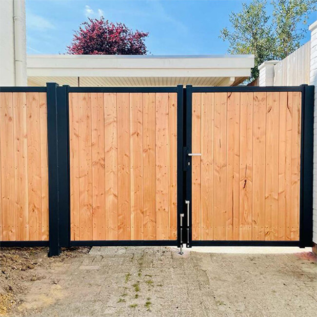 Dubbele houten poorten met stalen frame
