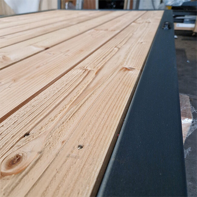 Dubbele houten poort met stalen frame