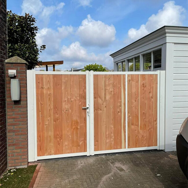 Dubbele houten poorten met stalen frame