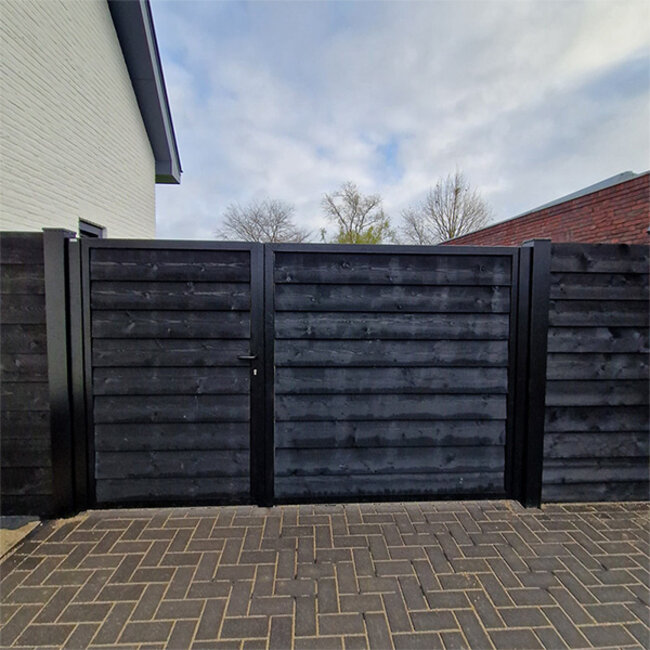 Dubbele houten poort met stalen frame