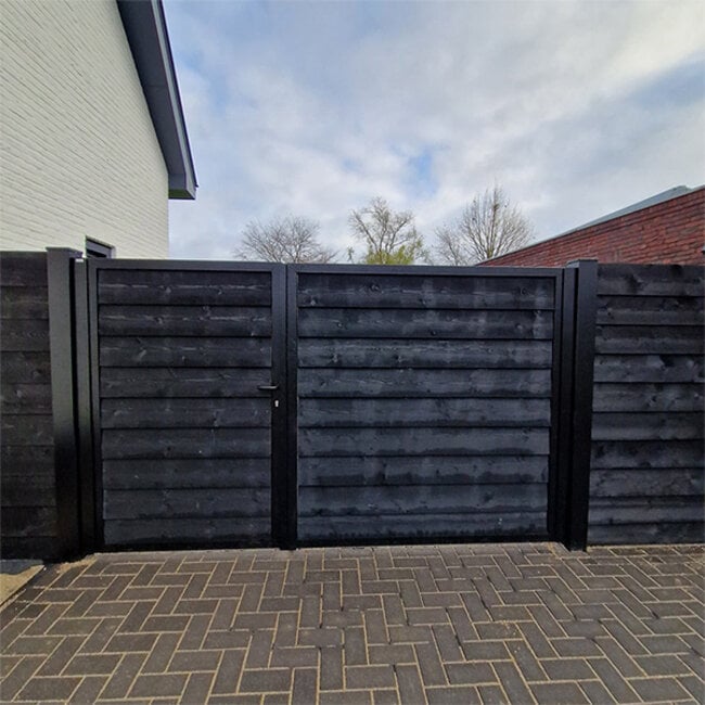 Dubbele houten poorten met stalen frame