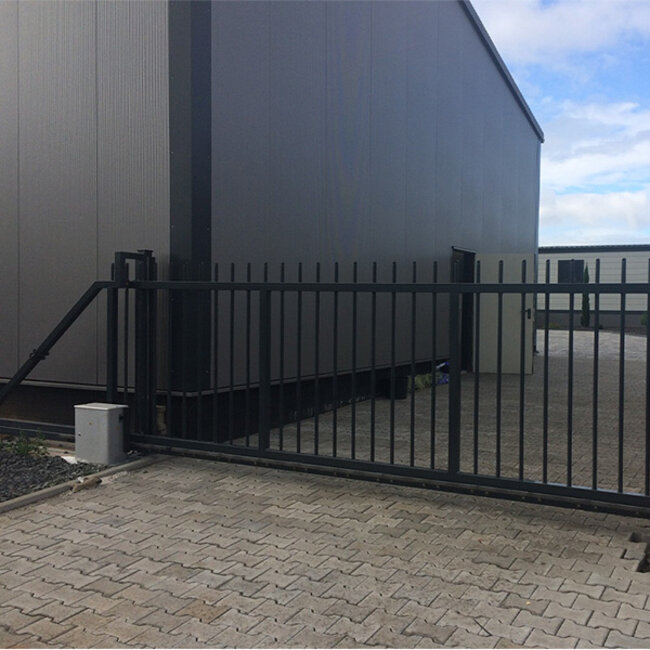 Handmatige schuifpoort spijlenvulling gecoat