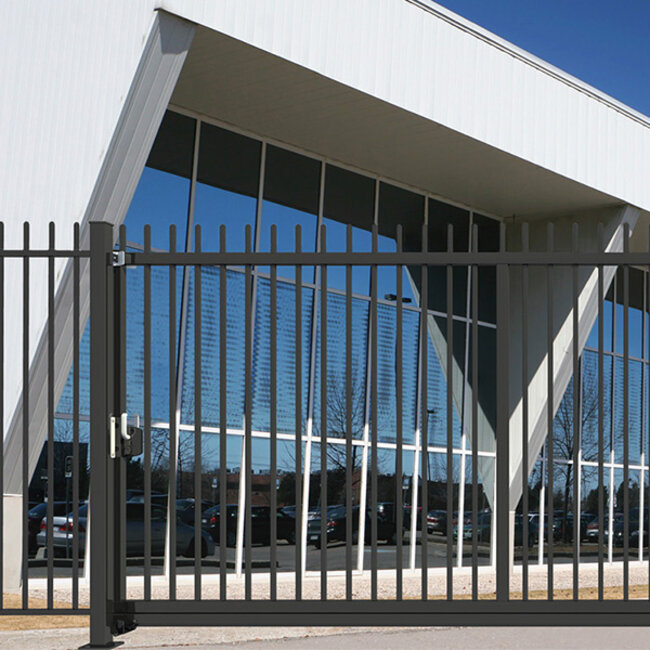 Handmatige schuifpoort spijlenvulling gecoat