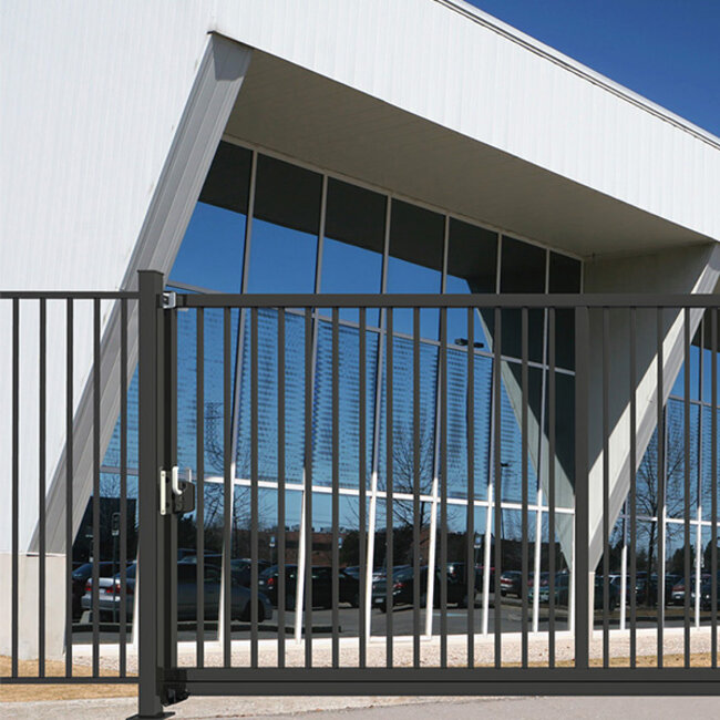 Handmatige schuifpoort spijlenvulling gecoat