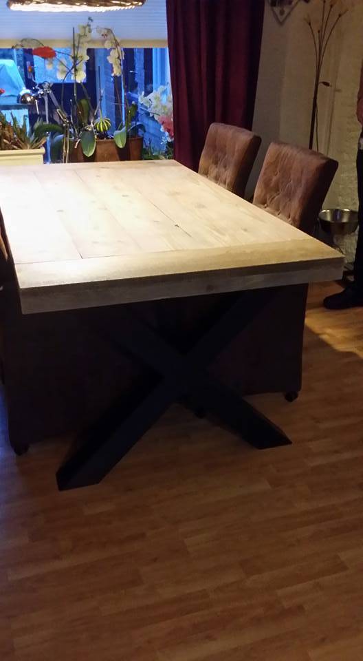 Eetkamertafel 60 cm breed tot 300 cm lang met houten X poten R De B