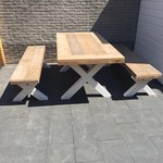 Tafel met houten X poten