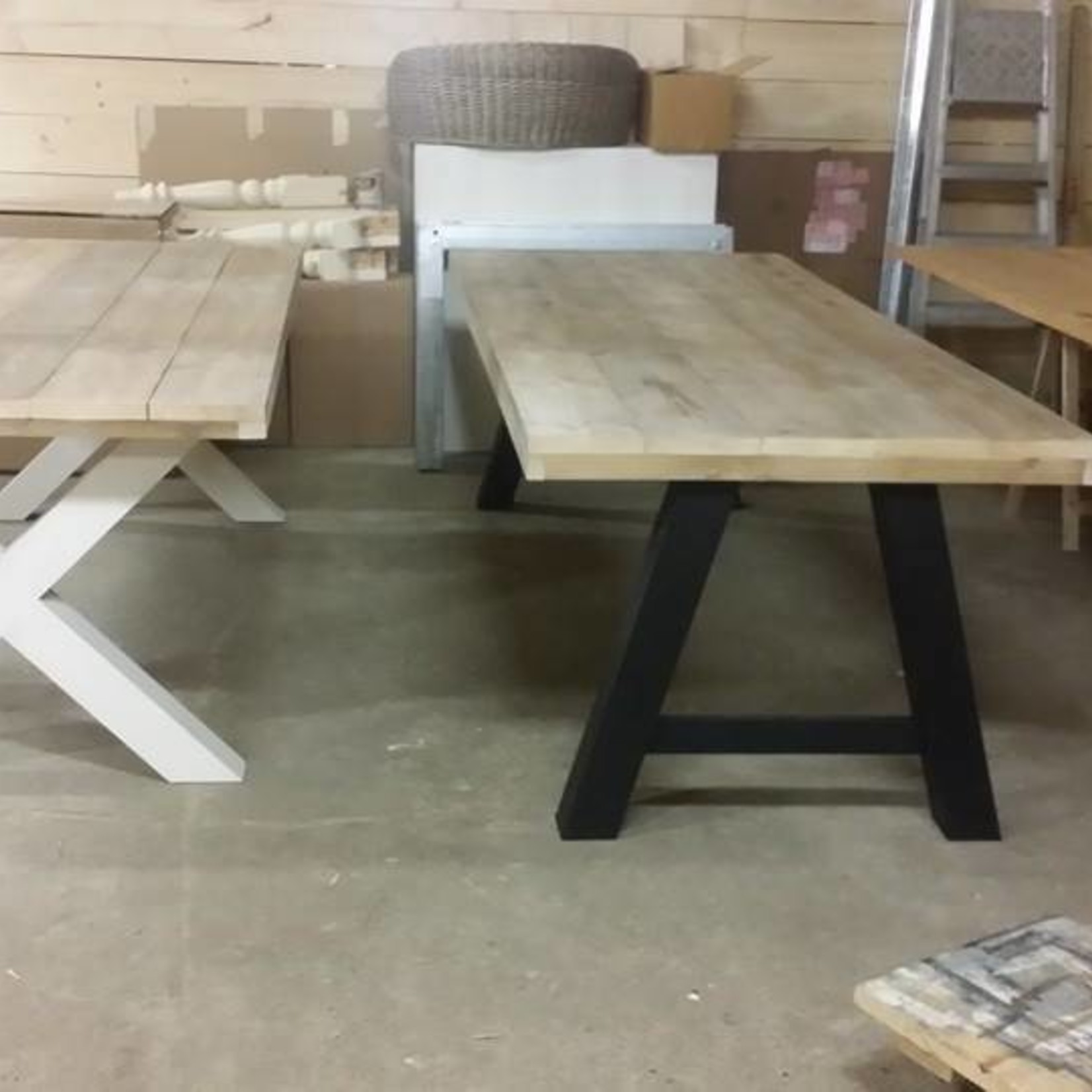 RdeB Eetkamertafel 90 cm breed tot 300 cm lang, Houten A poten