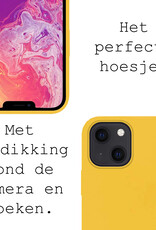 BASEY. Hoes Geschikt voor iPhone 13 Hoesje Siliconen Back Cover Case Met 2x Screenprotector - Hoesje Geschikt voor iPhone 13 Hoes Cover Hoesje - Geel