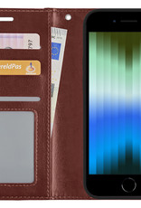 BASEY. Hoes Geschikt voor iPhone SE 2022 Hoesje Bookcase Hoes Flip Case Book Cover - Hoesje Geschikt voor iPhone SE (2022) Hoes Book Case Hoesje - Bruin