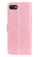 BASEY. Hoes Geschikt voor iPhone SE 2022 Hoesje Bookcase Hoes Flip Case Book Cover Met Screenprotector - Hoesje Geschikt voor iPhone SE (2022) Hoes Book Case Hoesje - Lichtroze
