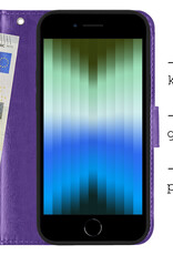 BASEY. Hoes Geschikt voor iPhone SE 2022 Hoesje Bookcase Hoes Flip Case Book Cover Met 2x Screenprotector - Hoesje Geschikt voor iPhone SE (2022) Hoes Book Case Hoesje - Paars