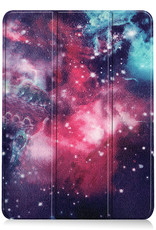 Nomfy Hoes Geschikt voor iPad Air 2022 Hoes Tri-fold Tablet Hoesje Case Met Uitsparing Geschikt voor Apple Pencil - Hoesje Geschikt voor iPad Air 5 2022 Hoesje Hardcover Bookcase - Galaxy