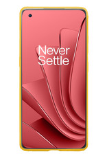 NoXx Hoes Geschikt voor OnePlus 10 Pro Hoesje Cover Siliconen Back Case Hoes Met Screenprotector - Geel