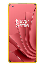 NoXx Hoes Geschikt voor OnePlus 10 Pro Hoesje Cover Siliconen Back Case Hoes Met 2x Screenprotector - Geel