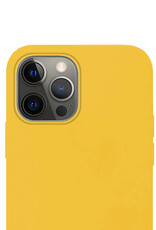 NoXx Hoes Geschikt voor iPhone 13 Pro Max Hoesje Cover Siliconen Back Case Hoes Met Screenprotector - Geel
