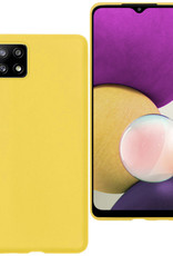 BASEY. Hoes Geschikt voor Samsung M22 Hoesje Siliconen Back Cover Case - Hoesje Geschikt voor Samsung Galaxy M22 Hoes Cover Hoesje - Geel