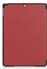 BASEY. Hoesje Geschikt voor iPad 10.2 2020 Hoes Case Tablet Hoesje Tri-fold - Hoes Geschikt voor iPad 8 Hoesje Hard Cover Bookcase Hoes - Donkerrood