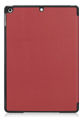 BASEY. Hoesje Geschikt voor iPad 10.2 2021 Hoes Case Tablet Hoesje Tri-fold - Hoes Geschikt voor iPad 9 Hoesje Hard Cover Bookcase Hoes - Donkerrood