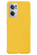 NoXx Hoes Geschikt voor OnePlus Nord CE 2 Hoesje Cover Siliconen Back Case Hoes Met 2x Screenprotector - Geel