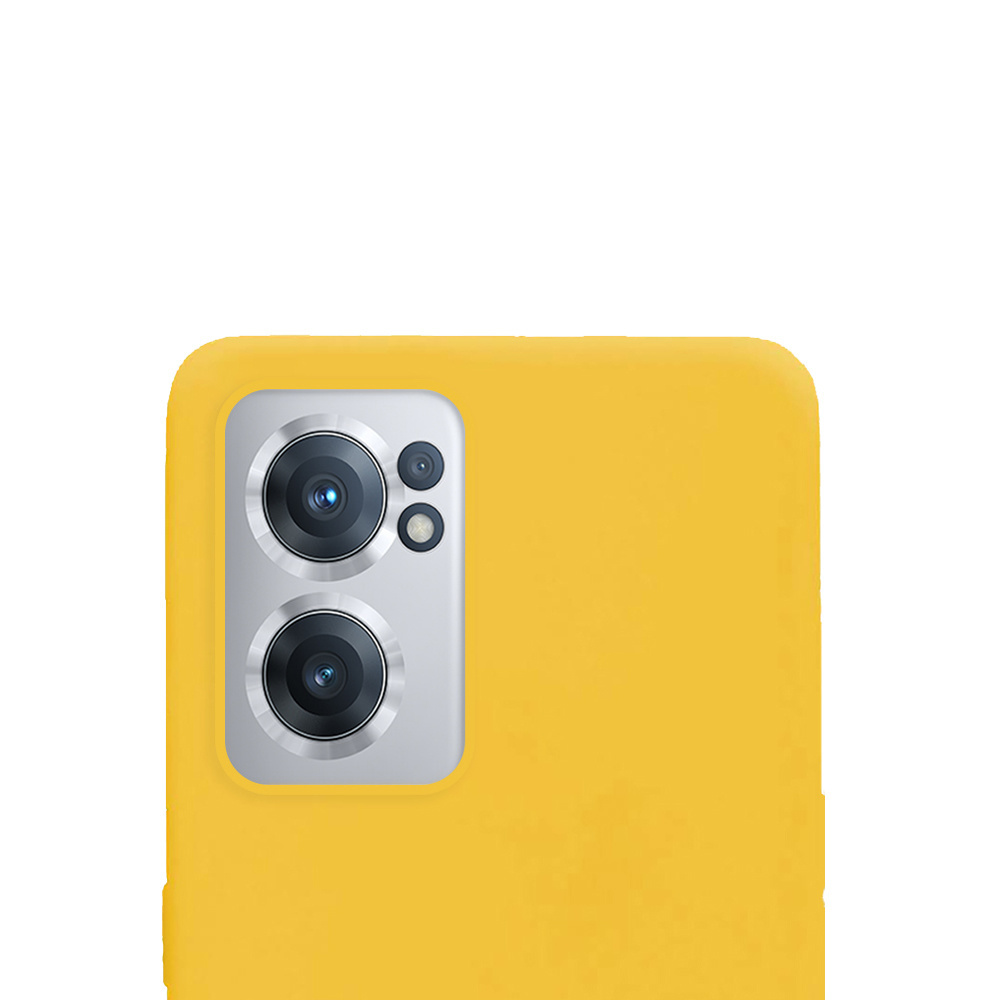 NoXx Hoes Geschikt voor OnePlus Nord CE 2 Hoesje Cover Siliconen Back Case Hoes Met 2x Screenprotector - Geel