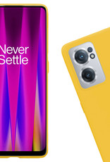 Nomfy Hoesje Geschikt voor OnePlus Nord CE 2 Hoesje Siliconen Cover Case Met 2x Screenprotector - Hoes Geschikt voor OnePlus Nord CE 2 Hoes Back Case - Geel