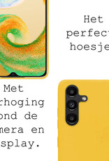 BASEY. Hoes Geschikt voor Samsung A04s Hoesje Siliconen Back Cover Case Met 2x Screenprotector - Hoesje Geschikt voor Samsung Galaxy A04s Hoes Cover Hoesje - Geel