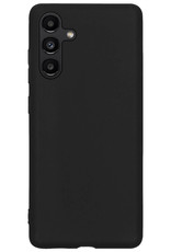 NoXx Hoes Geschikt voor Samsung A04s Hoesje Cover Siliconen Back Case Hoes Met Screenprotector - Zwart