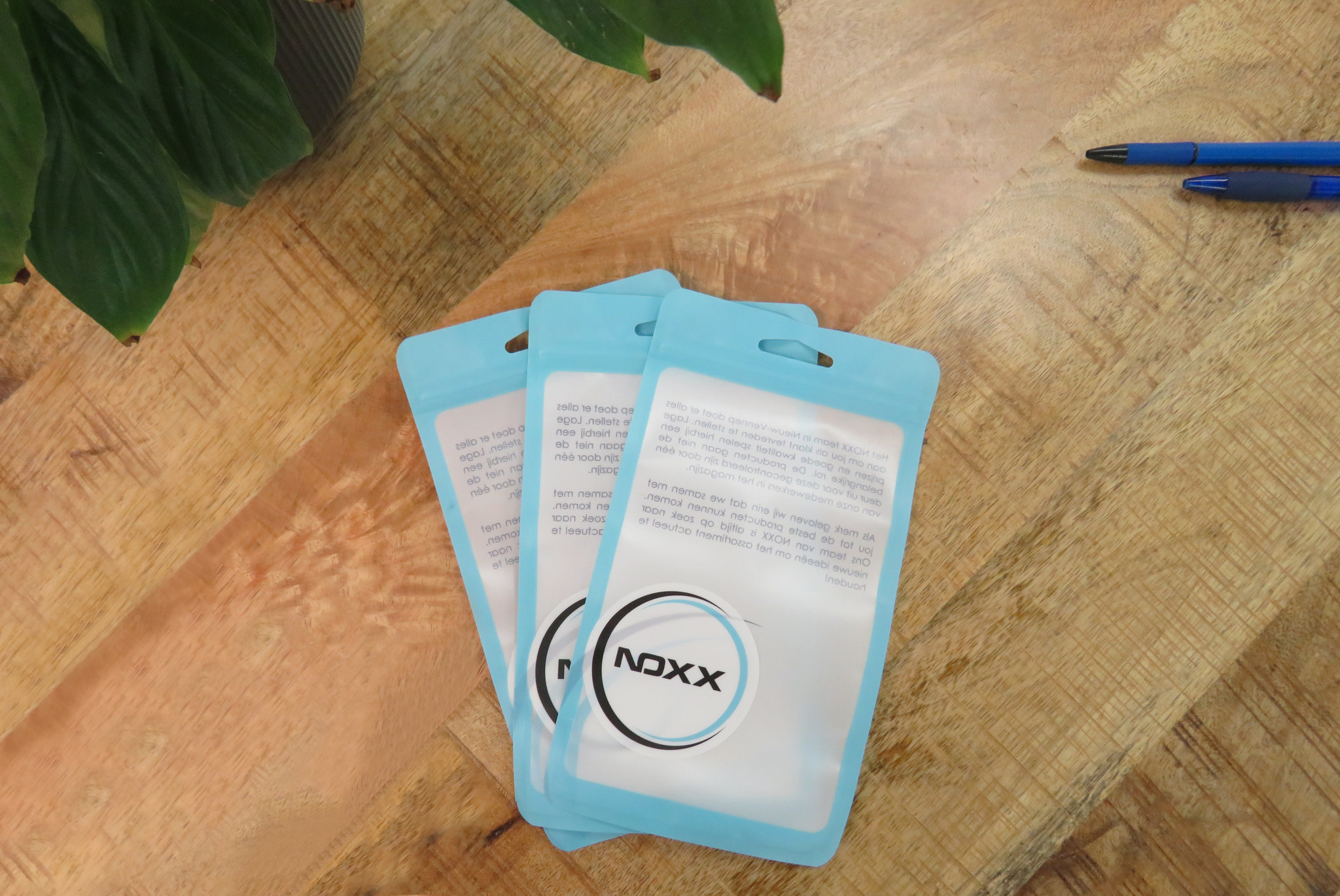 NoXx Hoes Geschikt voor OPPO A77 Hoesje Cover Siliconen Back Case Hoes Met Screenprotector - Transparant