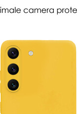 NoXx Hoes Geschikt voor Samsung S23 Hoesje Cover Siliconen Back Case Hoes Met 2x Screenprotector - Geel