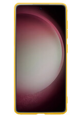 NoXx Hoes Geschikt voor Samsung S23 Hoesje Cover Siliconen Back Case Hoes Met 2x Screenprotector - Geel