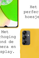 BASEY. Hoes Geschikt voor Samsung A14 Hoesje Siliconen Back Cover Case Met 2x Screenprotector - Hoesje Geschikt voor Samsung Galaxy A14 Hoes Cover Hoesje - Geel