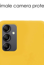 NoXx Hoes Geschikt voor Samsung A14 Hoesje Cover Siliconen Back Case Hoes Met 2x Screenprotector - Geel