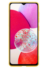 NoXx Hoes Geschikt voor Samsung A14 Hoesje Cover Siliconen Back Case Hoes Met 2x Screenprotector - Geel