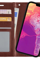 BASEY. Hoes Geschikt voor iPhone 13 Hoesje Bookcase Hoes 2-in-1 Cover - Hoesje Geschikt voor iPhone 13 Hoes 2-in-1 Hoesje Case - Bruin