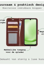 BASEY. Hoes Geschikt voor Samsung A25 Hoesje Bookcase Hoes Flip Case Book Cover Met 2x Screenprotector - Hoesje Geschikt voor Samsung Galaxy A25 Hoes Book Case Hoesje - Bruin