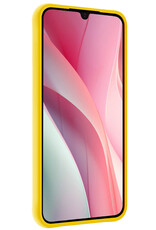 NoXx Hoes Geschikt voor Samsung A15 Hoesje Cover Siliconen Back Case Hoes Met 2x Screenprotector - Geel