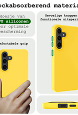 BASEY. Hoes Geschikt voor Samsung S24 Hoesje Siliconen Back Cover Case Met Screenprotector - Hoesje Geschikt voor Samsung Galaxy S24 Hoes Cover Hoesje - Geel
