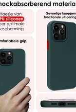 NoXx Hoes Geschikt voor iPhone 15 Pro Hoesje Cover Siliconen Back Case Hoes Met 2x Screenprotector - Donkergroen