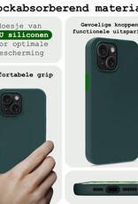 BASEY. Hoes Geschikt voor iPhone 15 Hoesje Siliconen Back Cover Case Met 2x Screenprotector - Hoesje Geschikt voor iPhone 15 Hoes Cover Hoesje - Donkergroen