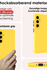 NoXx Hoes Geschikt voor Samsung A35 Hoesje Cover Siliconen Back Case Hoes Met 2x Screenprotector - Geel