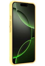BASEY. Hoes Geschikt voor iPhone 16 Pro Hoesje Siliconen Back Cover Case Met 2x Screenprotector - Hoesje Geschikt voor iPhone 16 Pro Hoes Cover Hoesje - Geel
