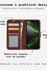BASEY. Hoes Geschikt voor iPhone 16 Pro Max Hoesje Bookcase Hoes Flip Case Book Cover Met 2x Screenprotector - Hoesje Geschikt voor iPhone 16 Pro Max Hoes Book Case Hoesje - Bruin