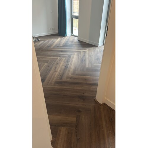 BerryAlloc 60001367 Cracked Dark Brown XL Visgraat Rigid Style Click PVC BerryAlloc 60001367 Cracked Dark Brown XL Visgraat Rigid Style Click PVC