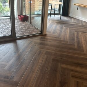 BerryAlloc 60001367 Cracked Dark Brown XL Visgraat Rigid Style Click PVC BerryAlloc 60001367 Cracked Dark Brown XL Visgraat Rigid Style Click PVC
