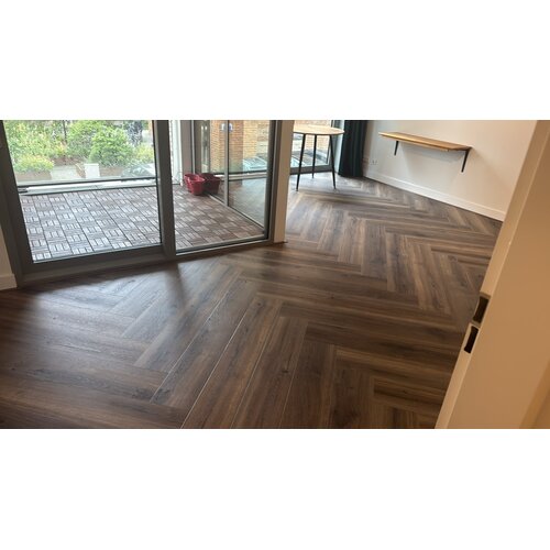 BerryAlloc 60001367 Cracked Dark Brown XL Visgraat Rigid Style Click PVC BerryAlloc 60001367 Cracked Dark Brown XL Visgraat Rigid Style Click PVC
